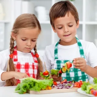 Crian a7as cozinhando